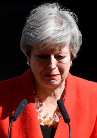 تيريزا ماى تبكى أثناء إعلان استقالتها من رئاسة الحكومة البريطانية