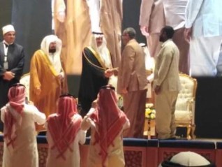 الأمير "سعود بن نايف آل سعود" والشيخ "السديس" يكرمان اثنين من أعضاء هيئة التدريس بدار علوم المنيا