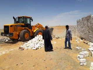 إزالة فورية لتعديات على قطعة أرض بالظهير الصحراوي بقرية بنبان في أسوان