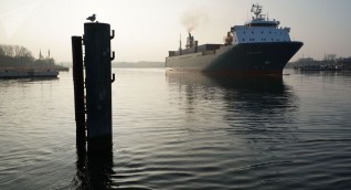 غرق سفينة شحن إيرانية في بحر قزوين