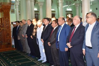 محافظ أسوان يؤدى صلاة عيد الأضحى المبارك بمسجد الطابية