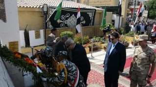 محافظ المنيا يضع إكليل الزهور على النصب التذكاري احتفالاً بنصر أكتوبر