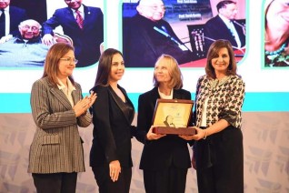 وزيرتا الهجرة والتخطيط تكرما العالم الراحل "عبد الحليم عمر" في افتتاح "مصر تستطيع بالتنمية والاستثمار"