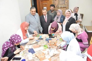 رئيس جامعة كفر الشيخ يتفقد الورش والمصانع التعليمية لقسم التربية الفنية بكلية التربية النوعية