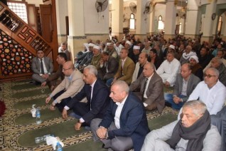 محافظ بني سويف يصلي الجمعة بمسجد عثمان بن عفان بسمسطا