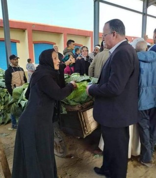 تسليم فروشات جديدة لبائعي التجزئة بسوق الجمعة المطور