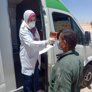 توقيع الكشف الطبي على العاملين بالطريق الصحراوي الغربي ضمن قافلة لصحة المنيا