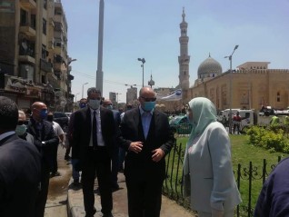 محافظ القاهرة يشرف على حملة مكبرة بحى السيدة زينب لرفع كفاءة النظافة وتطهير وتعقيم الحى