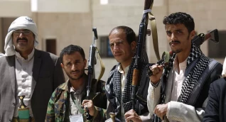 سفير بريطانيا لدى الرياض يدعو "الحوثيين" لوقف هجماتهم على السعودية