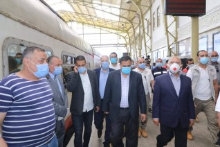 وزير النقل يقوم بجولة تفقدية بمحطتي مصر و الشهداء  للإطمئنان على انتظام حركة القطارات