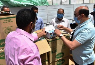 محافظ أسوان يتفقد وصول كميات الكمامات المشتراه من الهيئة العربية للتصنيع