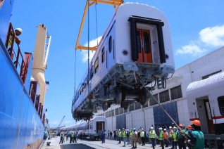 وزير النقل يتابع إستكمال أعمال تنزيل الدفعة الأولى من عربات الركاب الجديدة بميناء الإسكندرية