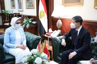 وزيرة الصحة تبحث مع السفير الصيني دخول مصر كأحد المراكز الدولية المشاركة في تصنيع لقاحات فيروس كورونا