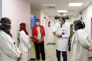 بالصور : الإعلامية معتزة مهابة تزور مستشفى الثدى لدعم مريضات سرطان الثدي