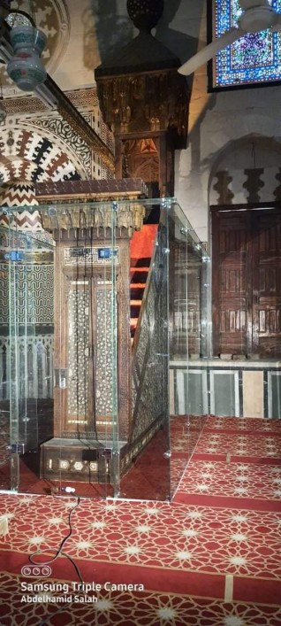 تركيب أول حاجز حماية شفاف حول منبر مسجد السلطان أبو العلا الأثرى