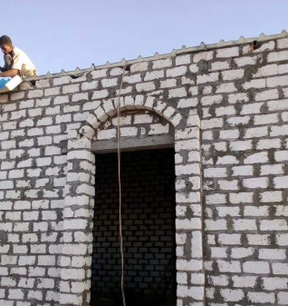 مبادرة الناس لبعضهم تعيد بناء منزل قرية الجعافرة المحترق في أسوان
