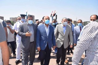 بالصور.... وزير النقل ومحافظ المنيا يتفقدان محطة السكك الحديدية