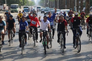 وزير الرياضة يقود ماراثون الدراجات من المتحف المصري بالتحرير إلى المتحف الجديد بالرماية