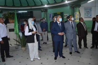 محافظ المنيا يتابع عددا من اللجان الانتخابية مع موعد غلق الصناديق