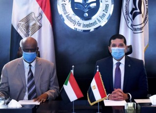 رئيس هيئة الاستثمار يبحث مع سفير السودان سبل تعزيز الاستثمارات المتبادلة بين مصر والسودان