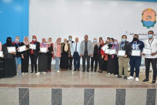 رئيس جامعة اسوان يشهد حفل المركز الجامعي للتطوير المهني للخريجين