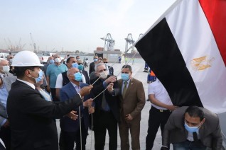 وزير النقل يشهد رفع العلم على القاطرة الجديدة "أبو جندية "