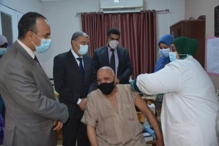 محافظ المنيا يتابع انتظام العمل في مراكز تطعيم كورونا