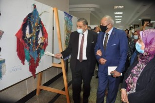 رئيس جامعة كفر الشيخ يفتتح 5 معارض فنية لطلاب النوعية