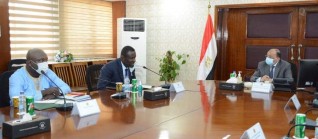 وزير التنمية المحلية يلتقى وفد اتحاد مجالس ومدن الكاميرون لبحث مجالات التعاون بين البلدين