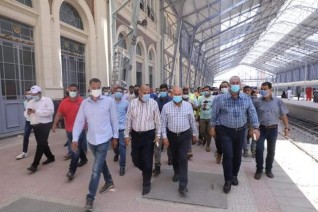 وزير النقل يحيل ناظر محطة مصر بالاسكندرية وعدد من مسئولي الحجز للتحقيق الفوري