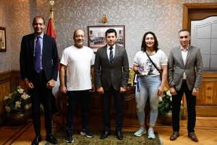 وزير الشباب والرياضة يستقبل سمر حمزة بعد حصولها على برونزية العالم للمصارعة