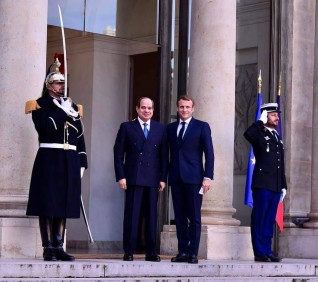 الرئيس السيسي يلتقى بالرئيس الفرنسي بقصر الاليزيه بباريس