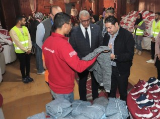 نائب المحافظ يُسلّم ملابس للأطفال  الأولى بالرعاية مقدمة بالتعاون بين نهضة بني سويف وبنك الكساء المصري