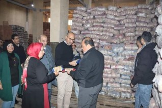 السكرتير العام المساعد لمحافظ بنى سويف يشرف على  استلام  8 طن  سلع جافة لتوزيعها على الأولى بالرعاية