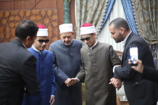 شيخ الأزهر يستجيب لرغبة صاحب البصيرة «محمد أحمد حسن» في تعلم اللغة الإنجليزية