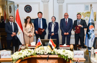 ‏رئيس العربية للتصنيع ووزيرة البيئة يشهدان توقيع اتفاقيات مشترك