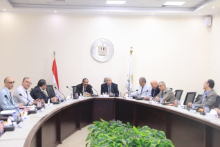 وزير التعليم العالي يعقد اجتماعًا مع أعضاء اللجنة الوزارية لتعيين أعضاء هيئة التدريس والهيئة المعاونة بالمعاهد العليا