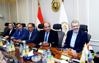 قناة السويس تعقد اجتماعا موسعا مع الاتحاد الدولي للتأمين البحري لبحث التطورات الإيجابية بالملاحة بالمنطقة
