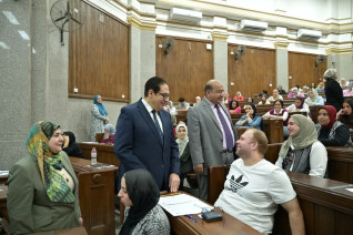 رئيس جامعة القاهرة يواصل جولاته الميدانية لتفقد سير أعمال الامتحانات بكليات الاقتصاد والعلوم السياسية والآداب والإعلام