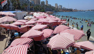 إقبال كثيف على شواطئ الإسكندرية.. والرقابة تضبط مخالفات وتؤكد الالتزام بالإجراءات
