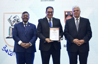 عبد الصادق يتسلم شهادة حصول جامعة القاهرة على المركز الأول في مصر بتصنيف QS الإنجليزي لعام 2025م