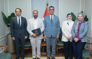 وزير التموين والتجارة الداخلية يكرم صاحب أفضل فكرة عبر "منصة حوار" والمتعلقة بتتبع السلع الغذائية