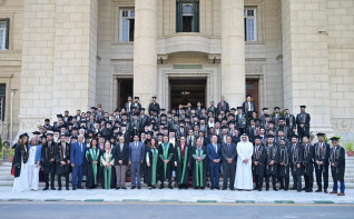 رئيس جامعة القاهرة يشهد تخريج الدفعة 97 من الطلاب الوافدين بكلية طب الأسنان تزامنا مع مرور مائة عام على تأسيس الكلية