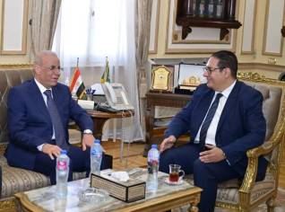 رئيس جامعة القاهرة يبحث مع السفير العراقي آفاق التعاون الأكاديمي ورعاية الطلاب العراقيين الدارسين بالجامعة