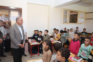محافظ المنيا يتابع انتظام العملية التعليمية بمدرسة نزلة بني خلف للتعليم الأساسي ضمن مشروعات “حياة كريمة”