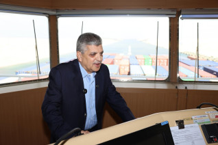 قناة السويس تشهد عبور سفينة الحاويات العملاقة CMA CGM JULES VERNE بعد عبورها بأمان من باب المندب
