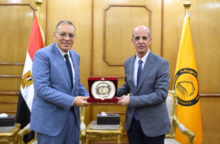 جامعة بني سويف تكرم الاستاذ الدكتور ممدوح مصطفى غراب رئيس جامعة 6 أكتوبر