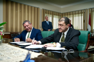 هيئة قناة السويس وبنك التنمية الصناعية (IDB) يوقعان بروتوكول تعاون لإصدار بطاقات دفع إلكترونية لموظفي الهيئة