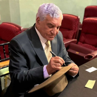 هوليود تحتفي بالعالم المصري زاهي حواس في العرض العالمي الأول لفيلم "الرجل ذو القبعة"