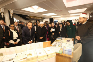 شيخ الأزهر ورئيس الوزراء يتفقدان معرضًا للإصدارات العلمية والمشغولات اليدوية على هامش مؤتمر الأزهر لتعزيز حقوق المرأة